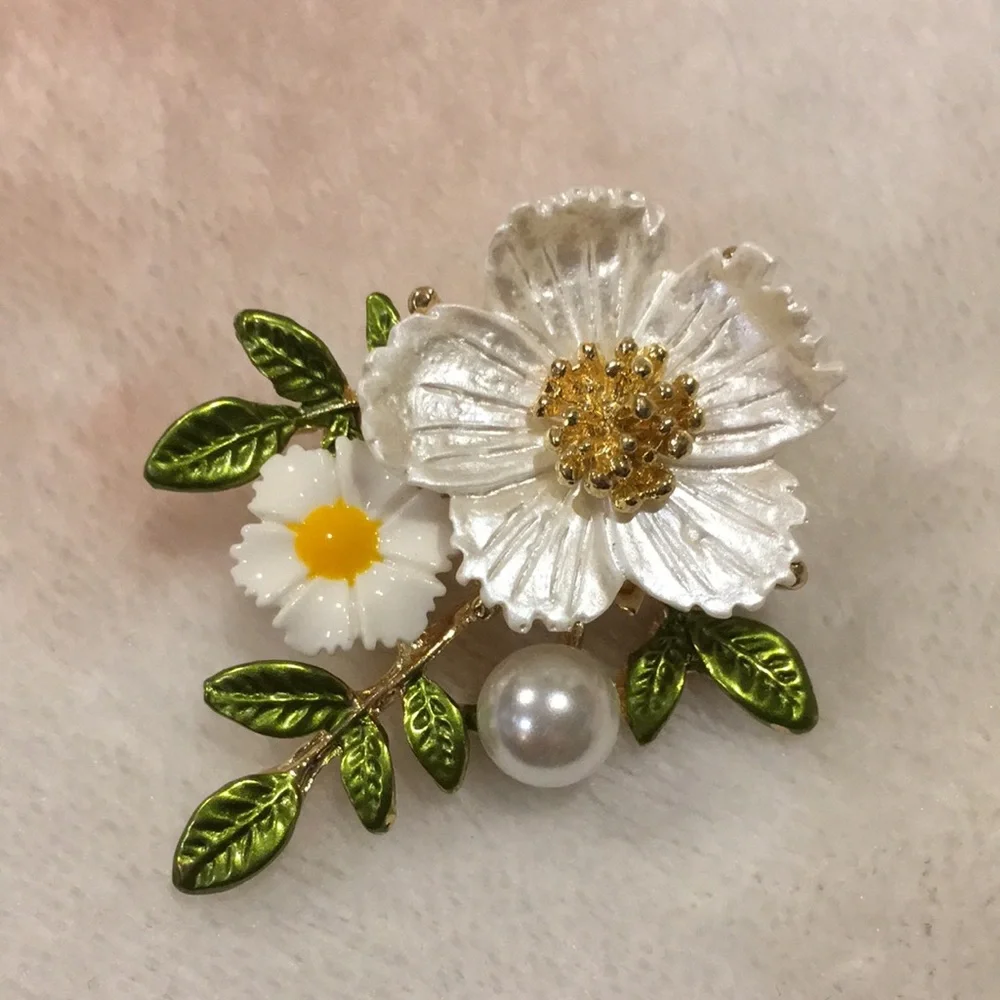 Flower Fashion  Pin Brooch NWT Faux Pearl 2x1.5” Gold Toned Metal Alloy - Picture 7 of 11